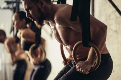 Mann som trener med ringer.